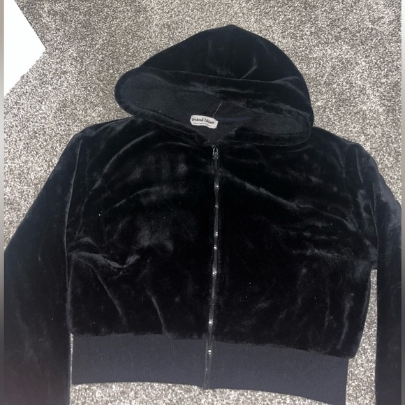 Black Cropped Fluffy Jacket 🐝🐝 - Picture 3 of 3